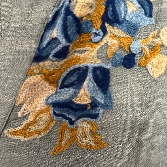 Floral Embroidered Button-Up Tunic - Picture 4 of 8